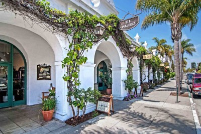 The ivy covered entrance to the walkways of El Paseo.